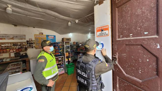 Policía dictando charla