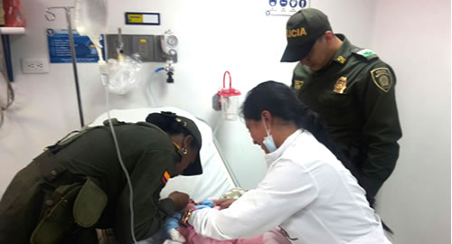 POLICIA-salvan-bebe-orilla-rio-desnudo-rescatenariño