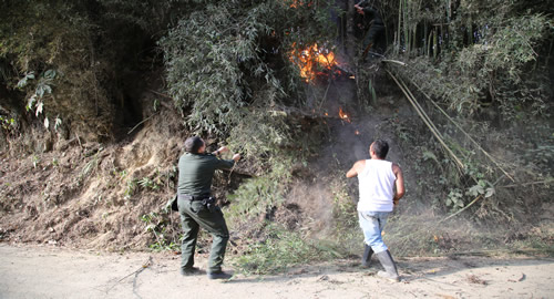 policia-atiende-incendio-manizales-ayuda-comunidad-bomberos