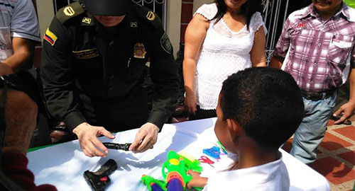 100415-intercambio-jugetes-belicos-sucre