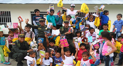 ENTREGA DE KIST-ESCOLARES-ROVIRA-TOLIMA-POLICIA