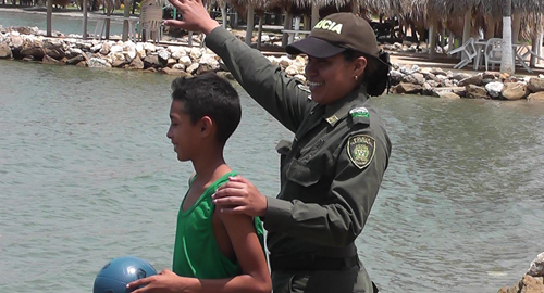 131015-actividad-nino-conocer-mar-sueno-policia