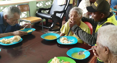 160915-actividad-comunitaria-abuelitos-choco-policia