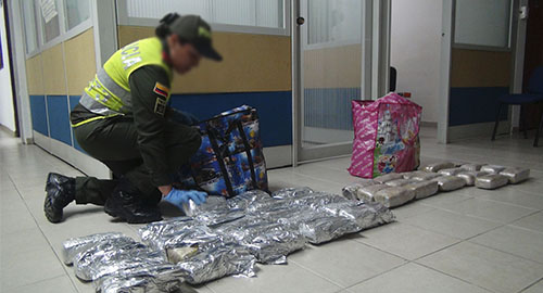 101114-incautación-mujer-droga