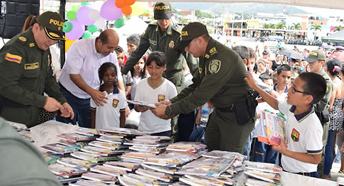 entrega-kits-escolares-pereira-entornos-escolares-seguros