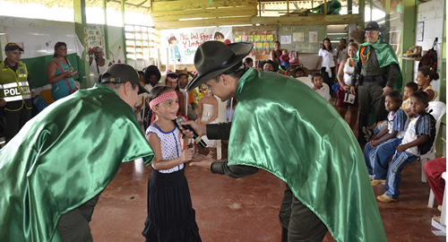 policia-superpolicias-niños-bajo cauca-alegria-halloween