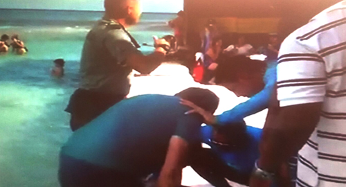 policia-san andres-rescate-mujer-ahogando-7 colores