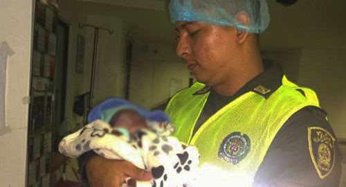 180315-parto-bebe-policia-choco