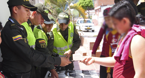 290715-entrega de armas comunitaria-comuna12-ibague