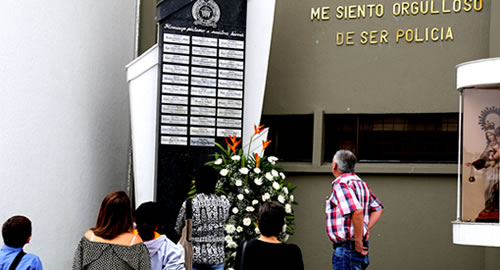 caldas-homenaje a policias-victimas-conflicto armado